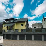 Apartman Prestigious And Stylish - Classic One Bedroom With Balcony *