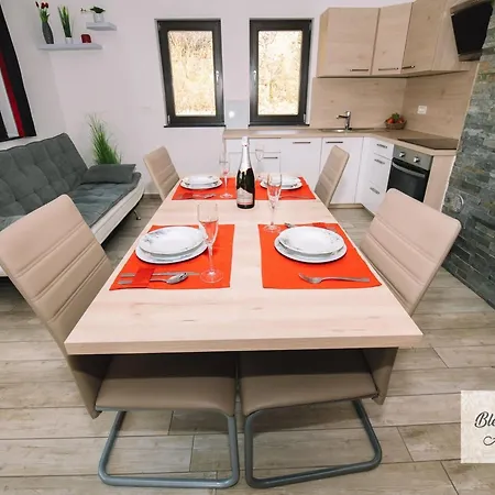 Prestigious And Stylish - Classic One Bedroom With Balcony Апартаменты *