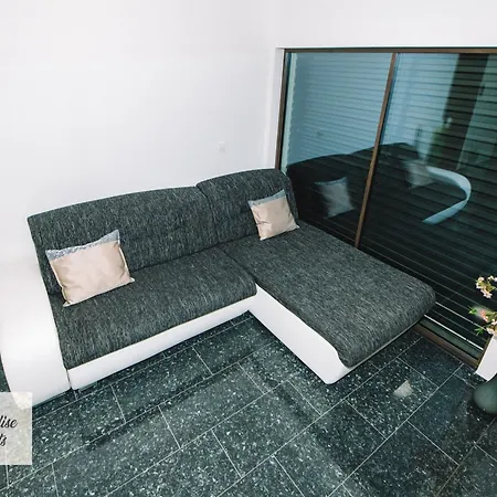 Prestigious And Stylish - Classic One Bedroom With Balcony Блед