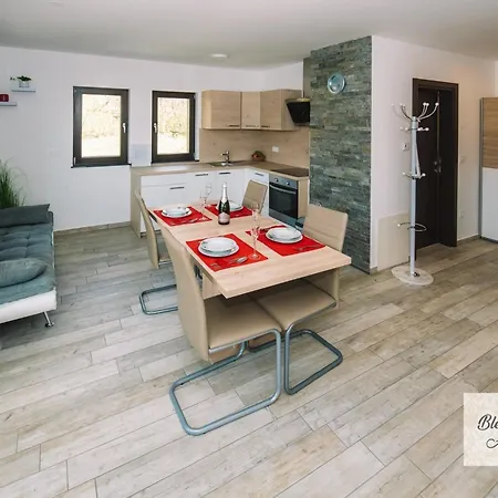 Prestigious And Stylish - Classic One Bedroom With Balcony Апартаменты