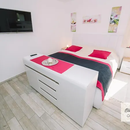 Apartment Prestigious And Stylish - Classic One Bedroom With Balcony *