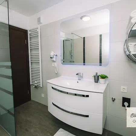 Prestigious And Stylish - Classic One Bedroom With Balcony